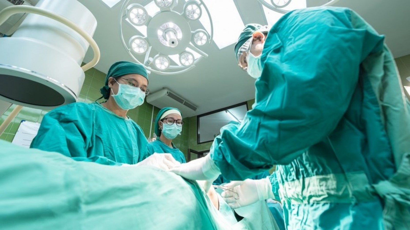 Fue al hospital por dolor de estómago y amputaron las dos piernas y un brazo
